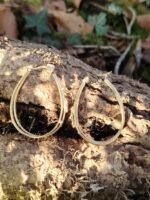 Boucles d’oreilles dorées 4 anneaux & étoiles strassées – Image 3