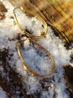 Boucles d’oreilles dorées 4 anneaux & étoiles strassées – Image 2