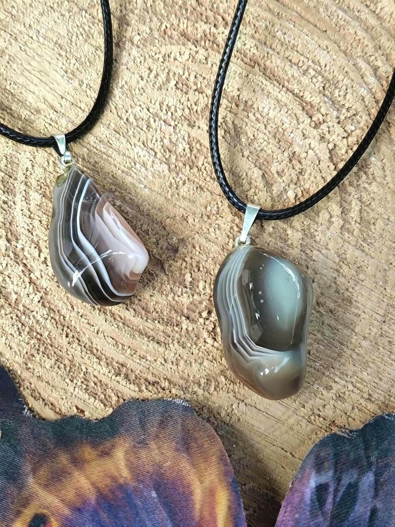 5bba3bde-e129-46b1-bbe2-c80605e64ede.jpeg Pendentif agate de botswana – Image 1