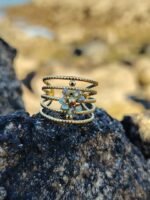 Bague dorée multi anneaux torsadés avec cristaux bleus – Image 5