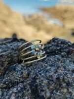 Bague dorée multi anneaux torsadés avec cristaux bleus – Image 4