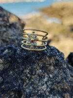 Bague dorée multi anneaux torsadés avec cristaux bleus