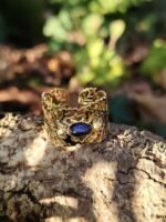 Bague dorée motif feuilles et pierre ovale lapis‑lazuli
