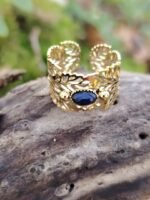 Bague dorée motif feuilles et pierre ovale lapis‑lazuli – Image 3