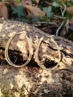 Boucles d’oreilles dorées 4 anneaux & étoiles strassées – Image 5