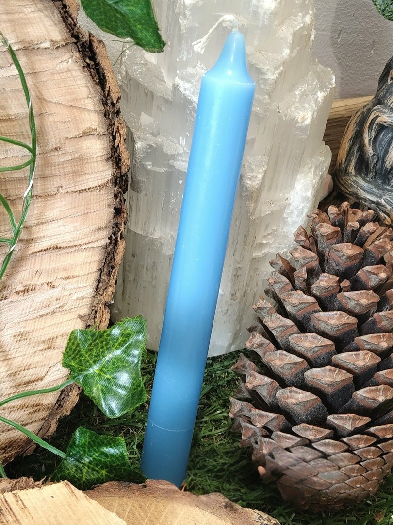 bougie-bleue-fine-dans-un-decor-nature-bois-pomme-de-pin-lierre-mousse-apaise-et-aide-a-s-exprimer.jpeg Bougie bleue – Image 1