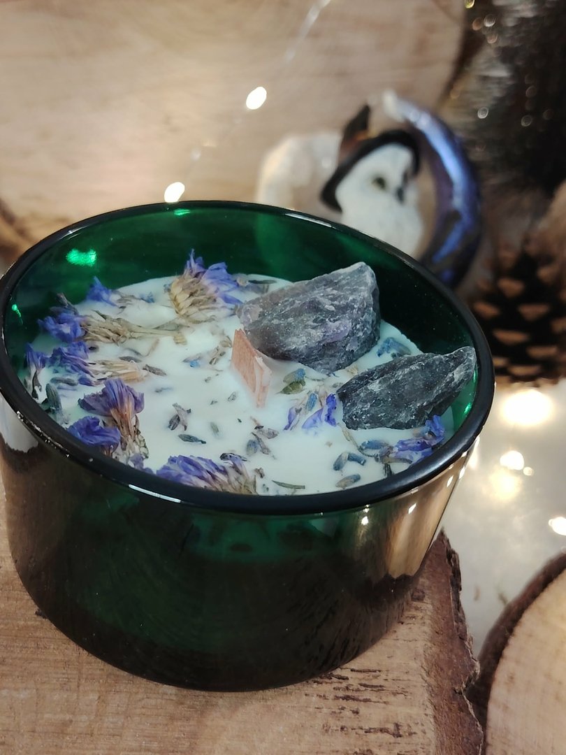 bougie-cire-de-soja-parfum-lavande-en-verre-vert-sur-support-bois-decor-lumineux-amethyste-brute-apaisement.jpeg Bougie magique avec fleurs et améthyste brute – Image 1