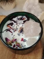 Bougie magique avec fleurs et quartz rose brute – Image 3