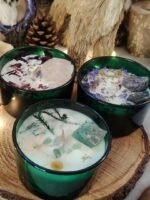 Bougie magique avec fleurs et quartz rose brute – Image 5