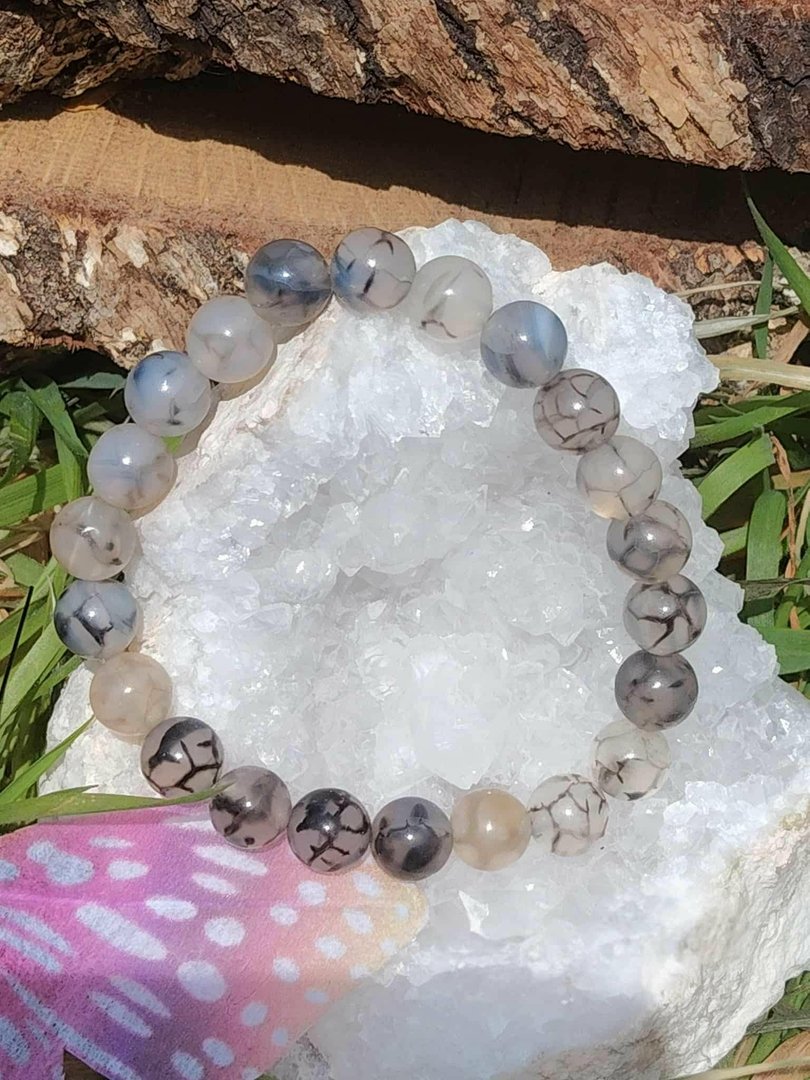 bracelet-agate-veine-de-dragon-8-mm-sur-amas-de-quartz-blanc-decor-bois-feuillage-touche-champignon-rose-ancrage.jpeg Bracelet agate veine de dragon - 8 mm – Image 1