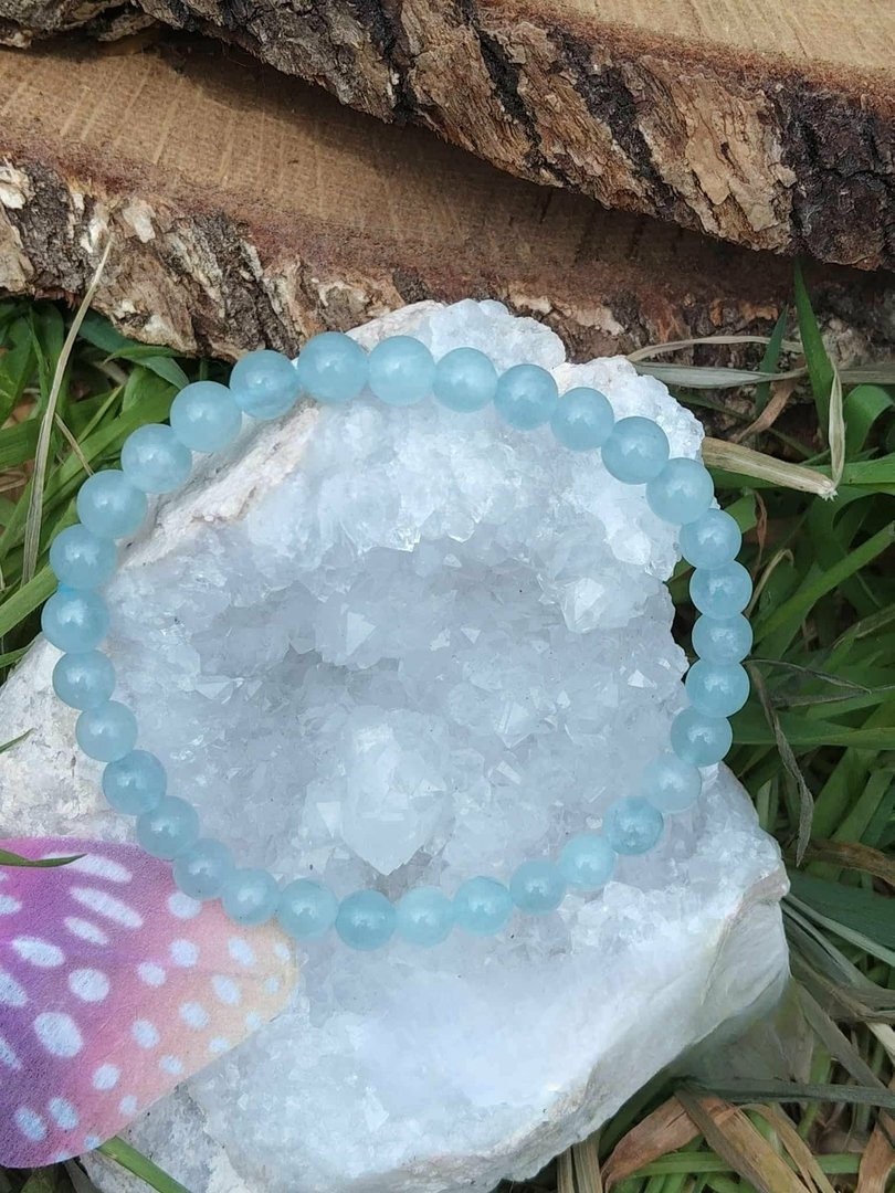 bracelet-aigue-marine-6-mm-en-pierre-naturelle-bleu-clair-sur-un-amas-de-quartz-feuilles-et-ecorce-aide-a-se-recentrer-favoriser-l-ecoute-et-la-parole-juste.jpeg Bracelet aigue marine – Image 1