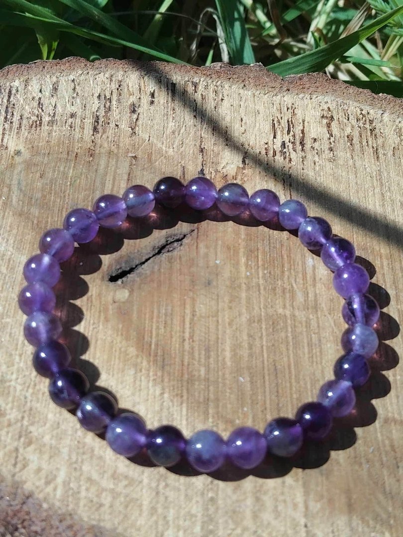 bracelet-amethyste-sur-bois-bijou-energetique-a-haut-taux-vibratoire.jpeg Bracelet améthyste - 6 mm – Image 1