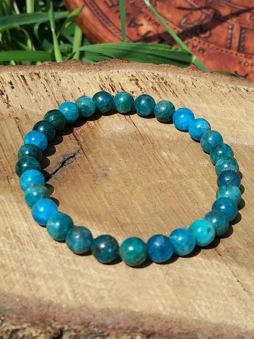 bracelet-apatite-lithotherapie-sur-rondin-de-bois-pour-soutien-spirituel-et-intuition-chakra-gorge.jpeg Bracelet apatite - 6 mm – Image 1