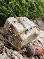 Bracelet doré chaîne fine perles lapis lazuli
