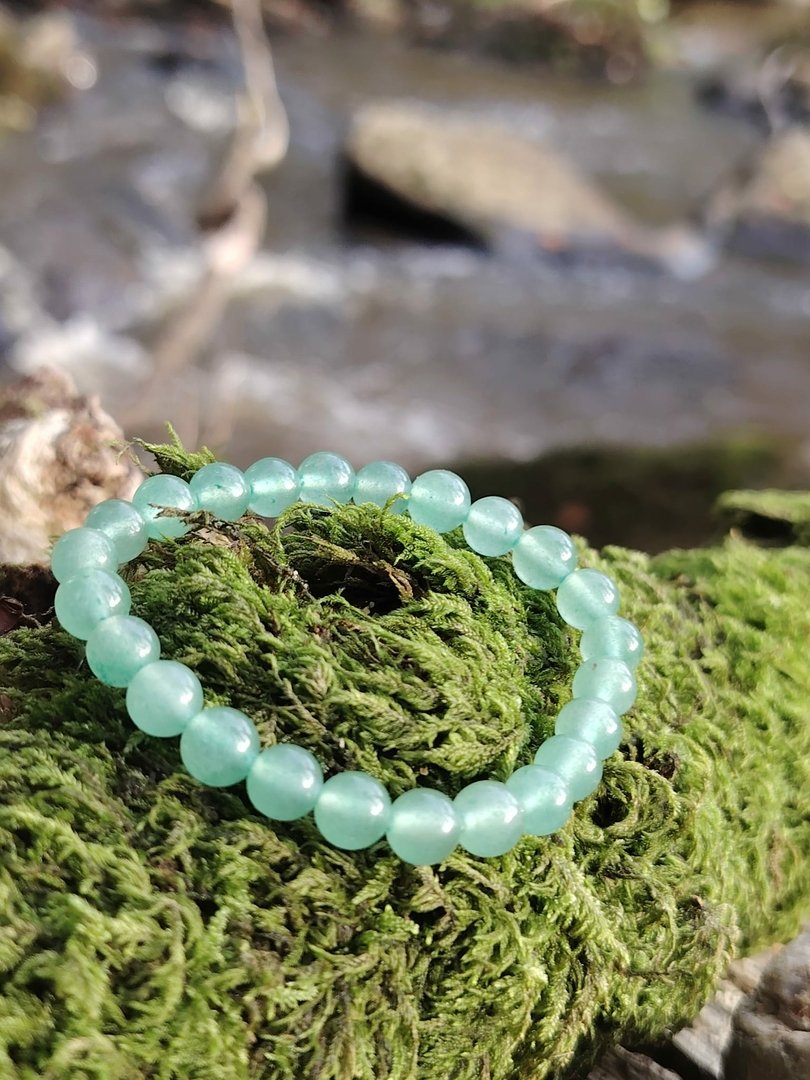 bracelet-en-aventurine-verte-6-mm-en-pierre-naturelle-pose-sur-un-coussin-de-mousse-verte-en-pleine-nature-en-bretagne-bijou-de-lithotherapie-pour-le-bien-etre-emotionnel-et-l-ouverture-du-coeur.jpeg Bracelet aventurine verte – Image 1