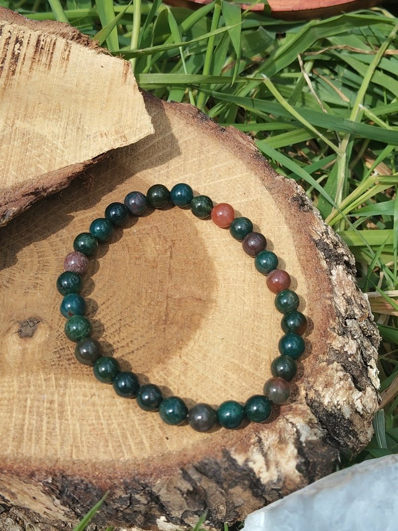 bracelet-jaspe-heliotrope-6-mm-sur-rondin-de-bois-herbes-en-fond-lumiere-naturelle-ancrage-calme-courage.jpeg Bracelet jaspe héliotrope - 6 mm – Image 1