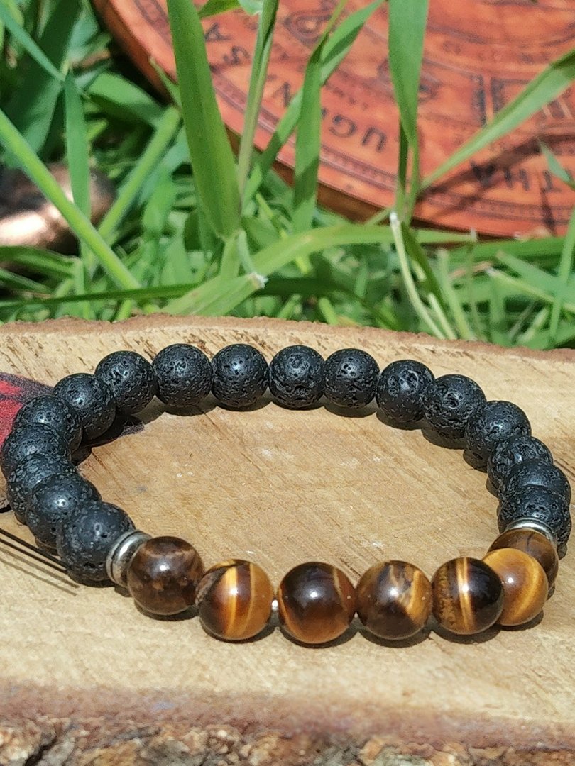 bracelet-oeil-de-tigre-et-pierre-de-lave-8-mm-sur-elastique-photo-en-decor-naturel-bois-et-herbes-intentions-protection-ancrage-courage-et-confiance-en-soi.jpeg Bracelet pierre de lave et oeil de tigre - 8 mm – Image 1