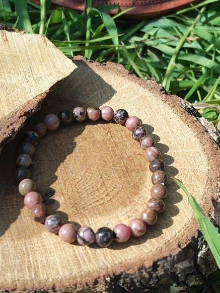 bracelet-rhodonite-naturelle-sur-rondin-de-bois-energie-du-coeur-pour-apaisement-emotionnel-et-harmonie-relationnelle.jpeg Bracelet rhodonite – Image 1