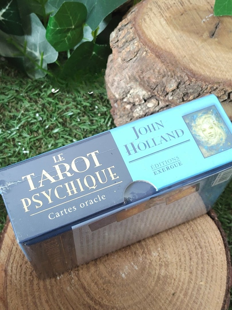 coffret-oracle-le-tarot-psychique-de-john-holland-boite-bleue-vue-de-cote-sur-rondin-de-bois-et-mousse-cartes-guidance-intuition.jpeg Le tarot psychique – Image 1