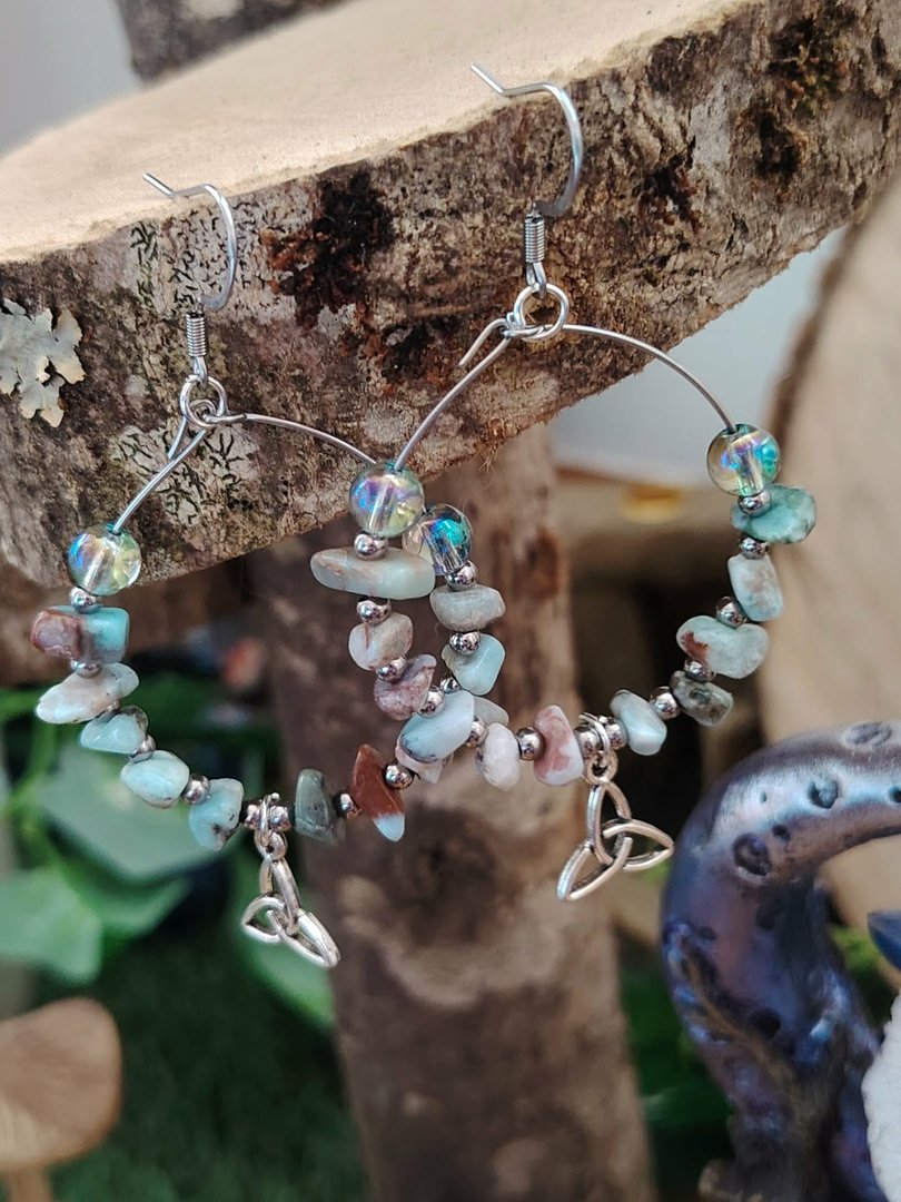 creation-magic-gaia-boucles-d-oreilles-larimar-perles-chips-bleu-ciel-breloque-triquetra-calme-expression-harmonie.jpeg Boucles d’oreilles larimar aqua aura triquetra – magic gaïa – Image 1