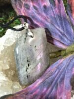 Pendentif labradorite grise avec reflets arc en ciel – Image 3