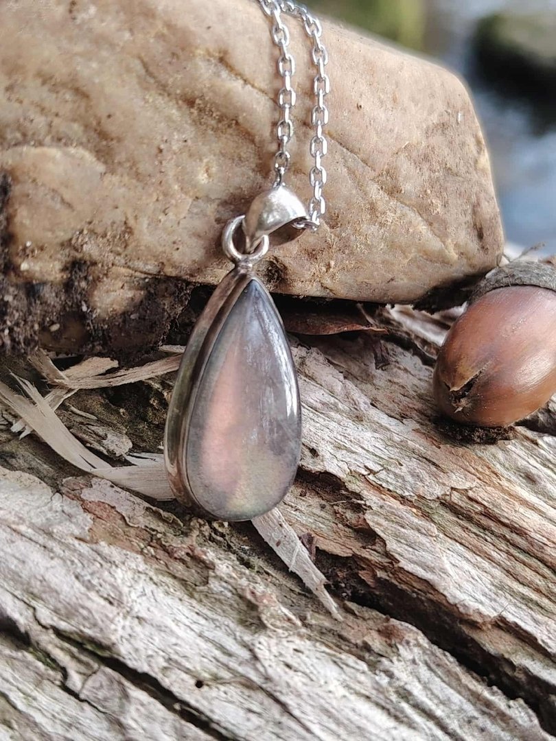 pendentif-labradorite-sur-bois-texture-ambiance-bord-d-eau-bouclier-energetique-clarte.jpeg Pendentif labradorite violette – Image 1