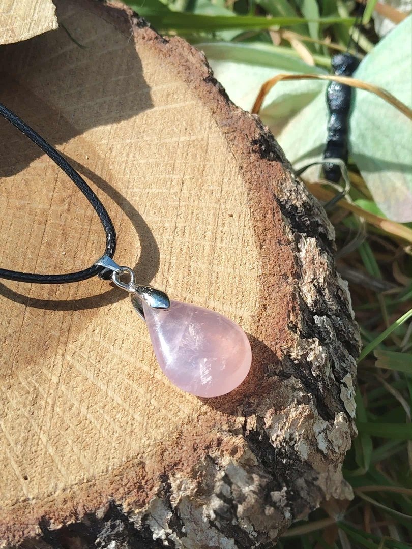 pendentif-quartz-rose-compassion-ouverture-du-coeur-bois-naturel.jpeg Pendentif goutte quartz rose – Image 1