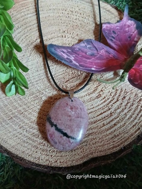 pendentif-rhodonite-magic-gaia-zoom.jpeg Pendentif rhodonite – Image 1