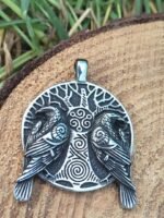 Pendentif viking double corbeaux avec triskèle réversible – Image 4