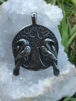 Pendentif viking double corbeaux avec triskèle réversible – Image 3