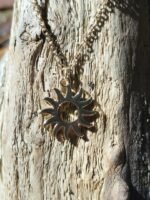 Pendentif soleil doré en acier inoxydable – Image 3