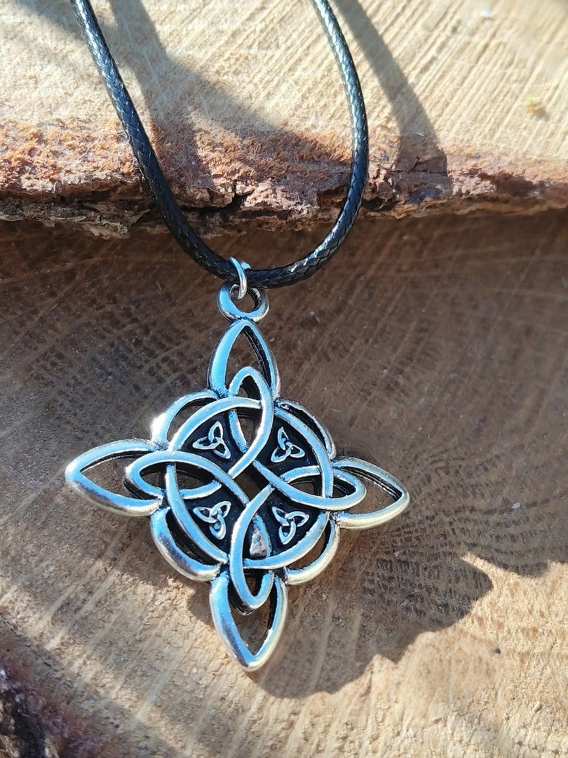 photo-prise-en-bretagne-collier-avec-pendentif-noeud-celtique-symbolique-protection-et-lien.jpeg Pendentif noeud de sorcière – Image 1