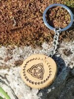 Porte - clés ou bijou de sac en bois triquetra – Image 4