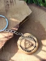Porte - clés ou bijou de sac en bois triquetra – Image 6