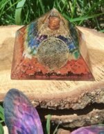 Pyramide orgonite 7 chakras fleur de vie