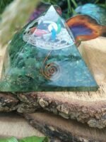 Pyramide orgonite aventurine verte spirale cuivrée – Image 4