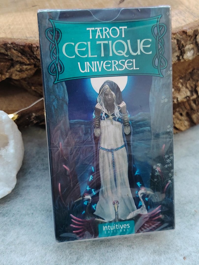 tarot-celtique-universel-boite-du-jeu-de-tarot-divinatoire-pose-sur-table-bois-decor-esoterique-avec-pierres-naturelles.jpeg Le tarot celtique – Image 1