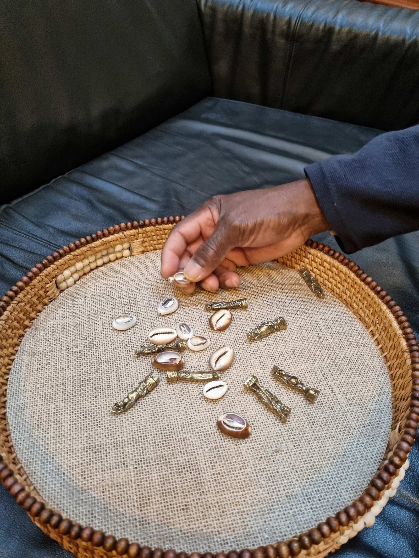 cropped-cauris-2-scaled-1.jpg Voyance avec les Cauris, coquillages sacrés – Image 1